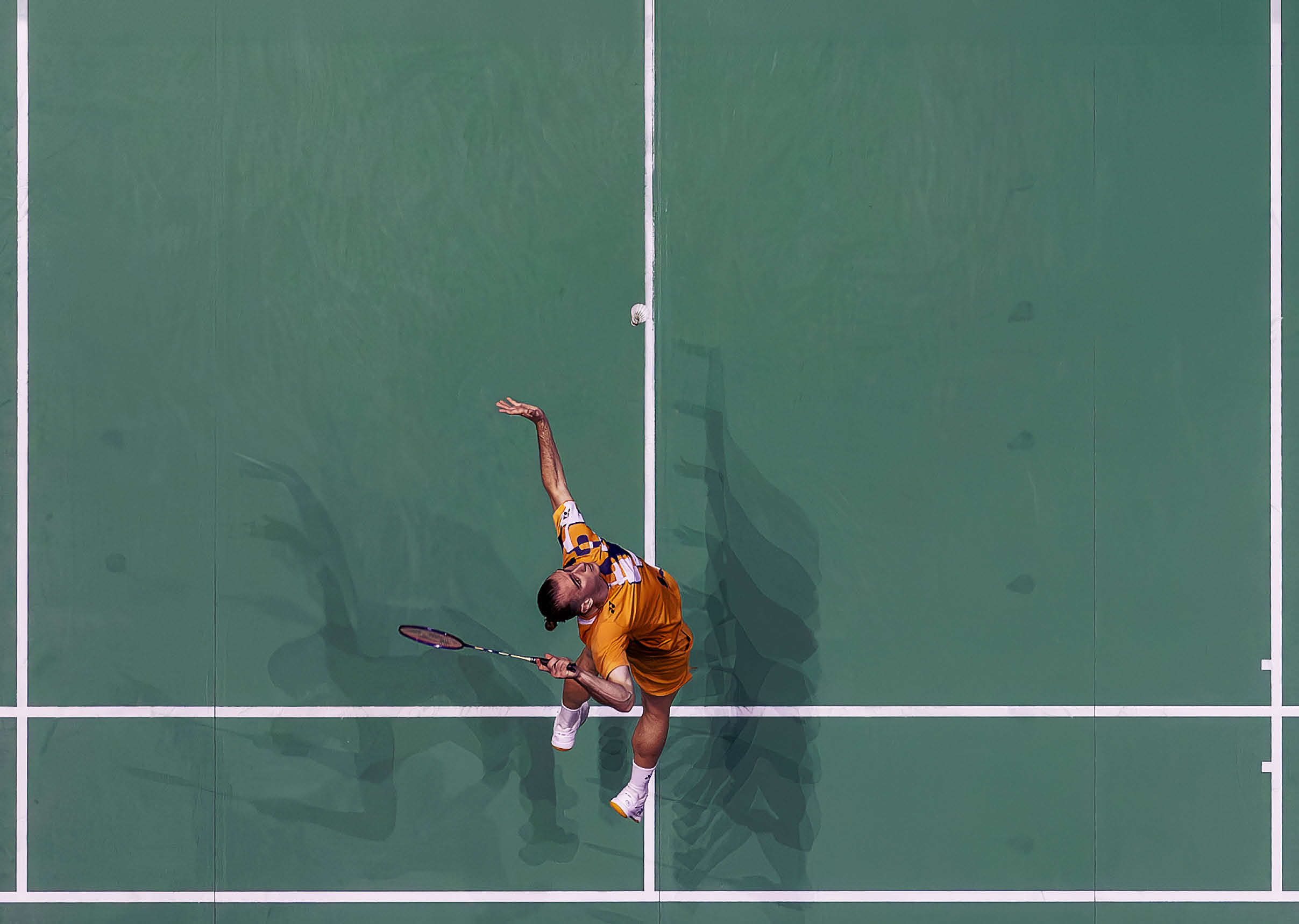 A tennis player is in the middle of a serve, holding a tennis racket and standing on a tennis court. AI generated content